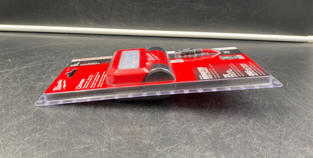 Milwaukee 2114-21 RedLithium USB 3.0 550L Rover Pivoting Flood Light - NEW