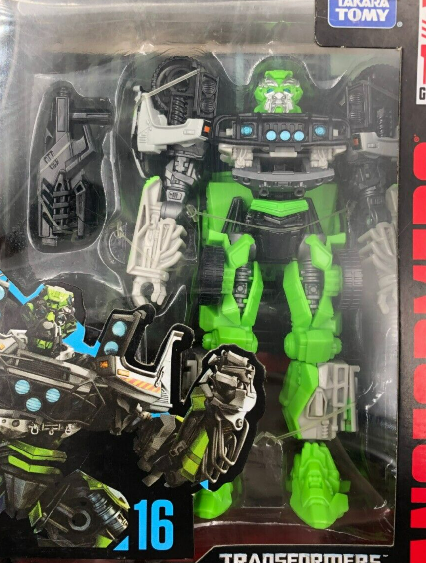 TOMY Studio Series #16 Transformers: Dark of the Moon - Autobot Ratchet - NEW