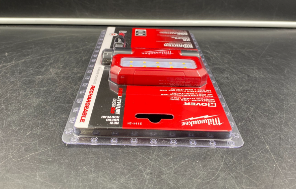 Milwaukee 2114-21 RedLithium USB 3.0 550L Rover Pivoting Flood Light - NEW