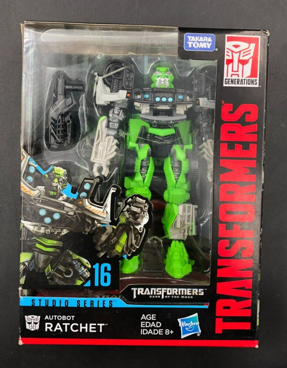 TOMY Studio Series #16 Transformers: Dark of the Moon - Autobot Ratchet - NEW
