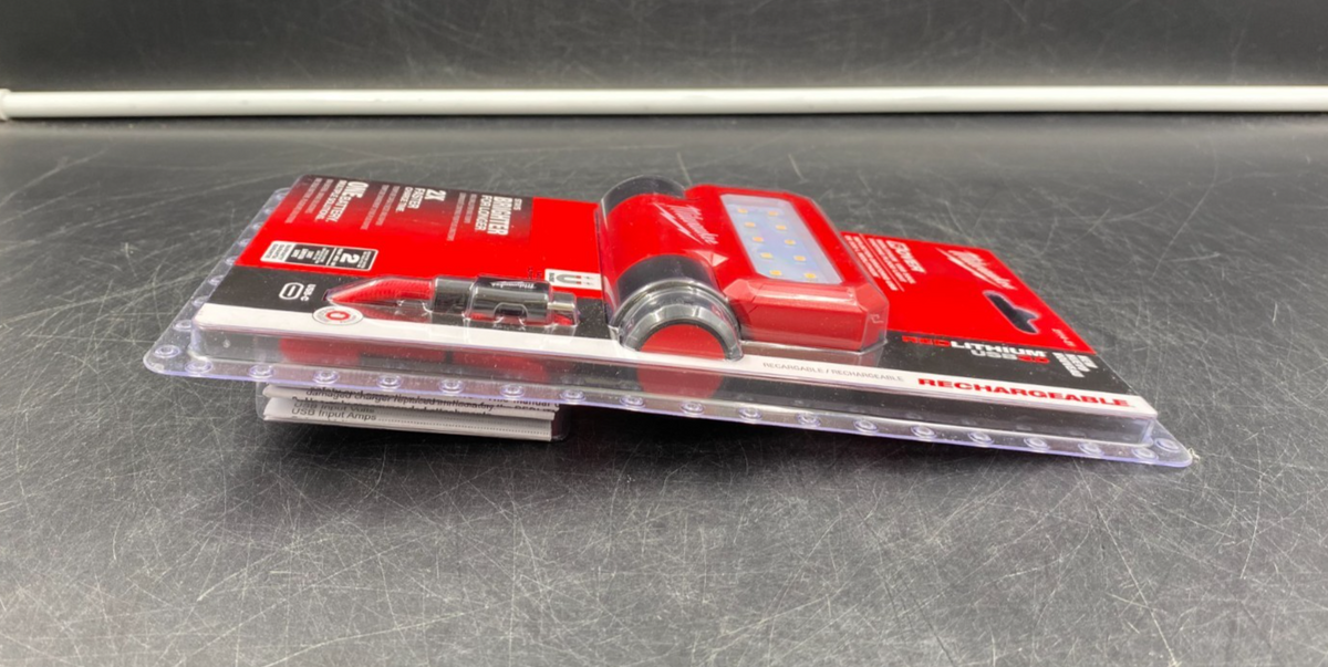Milwaukee 2114-21 RedLithium USB 3.0 550L Rover Pivoting Flood Light - NEW